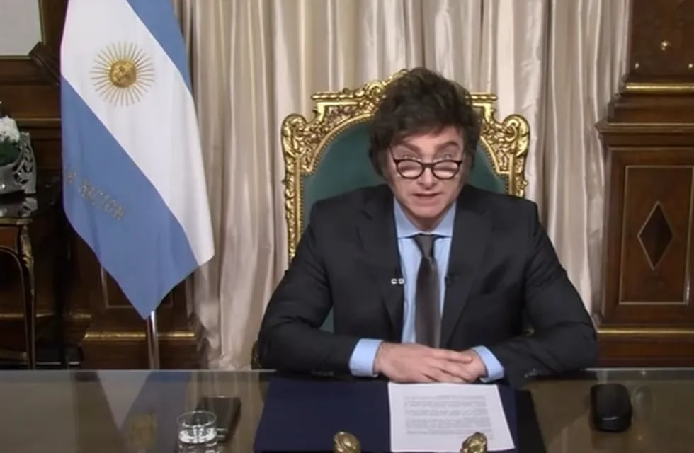 El presidente, Javier Milei, leyendo su discurso de fin de año.