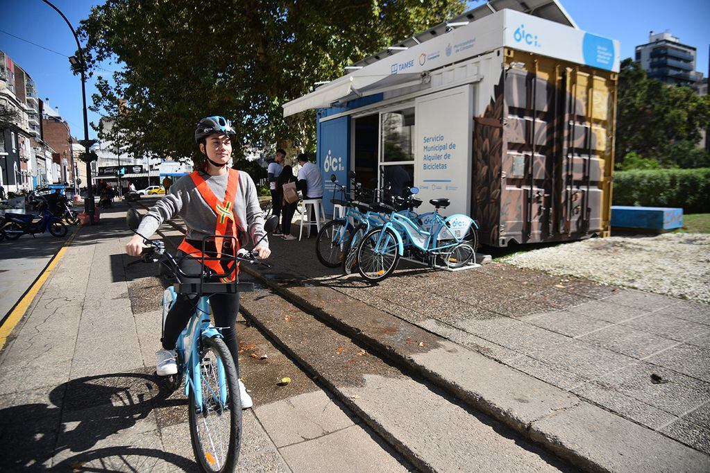 Alquilando una bicicleta del nuevo servicio público de alquiler. Foto Pedro Castillo 