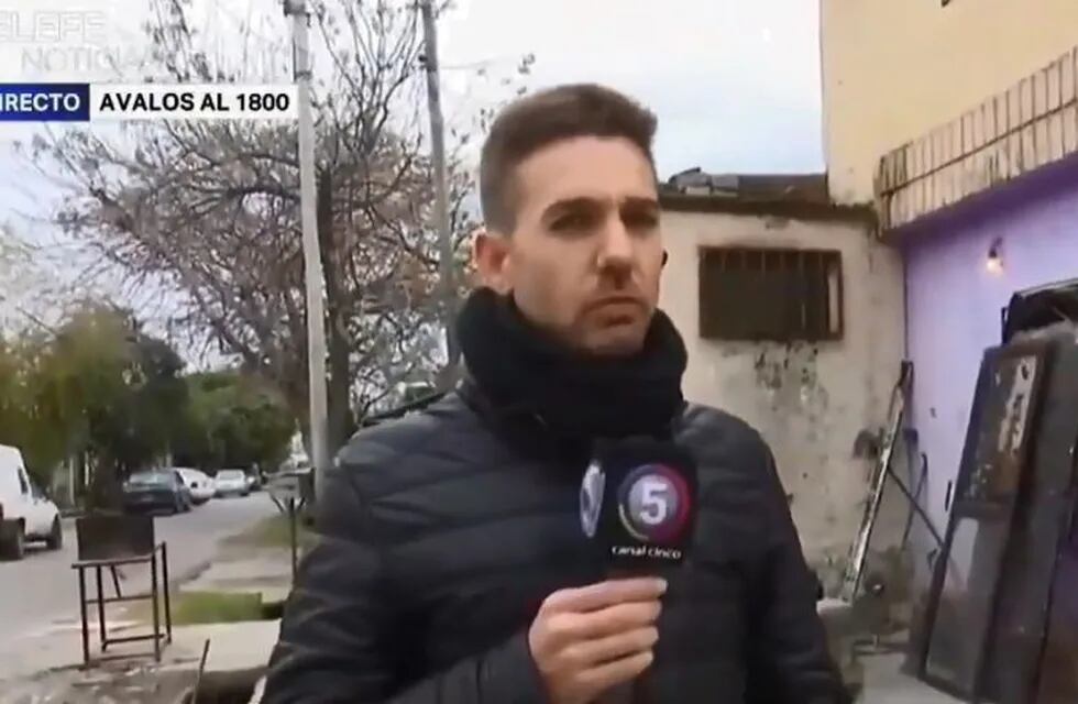 El periodista Maximiliano Raimondi, de Canal 5 de Rosario, sufrió amenazas mientras salía en vivo. (Captura de pantalla)