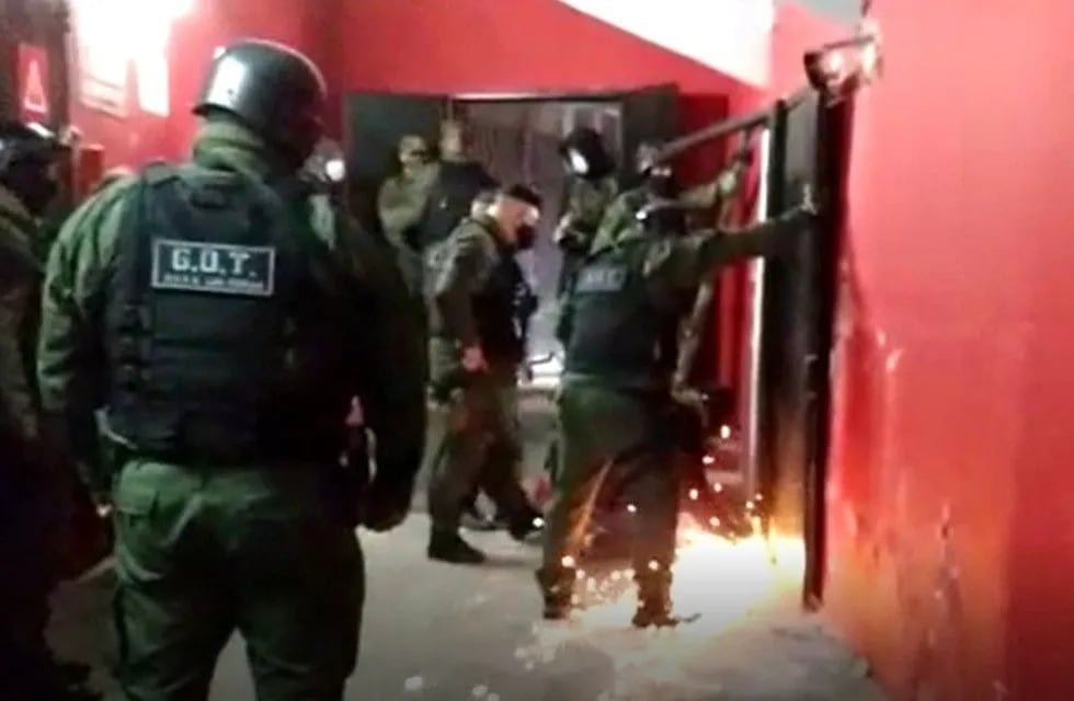 Durante el allanamiento en el estadio de Newell's, los organismos de Seguridad desmantelaron una "sala-bunker" (Captura video).
