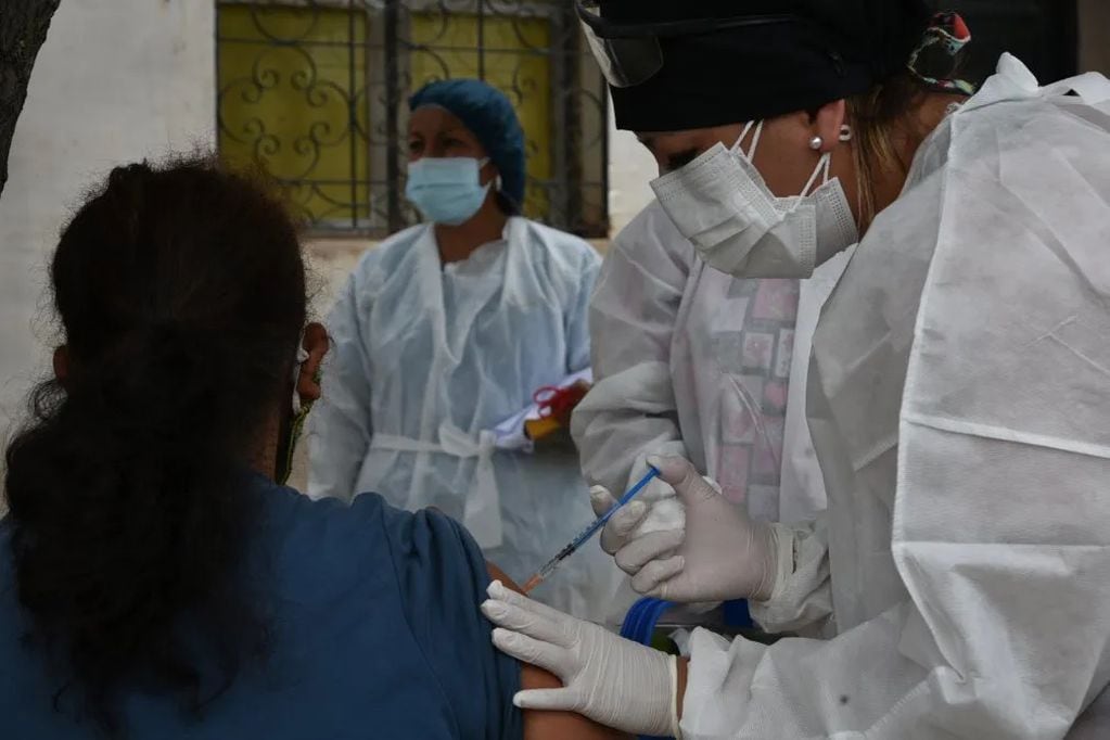 El operativo con el "VacuMóvil" comenzó este martes en Alto Comedero, llevando la campaña de vacunación a los barrios de San Salvador de Jujuy.