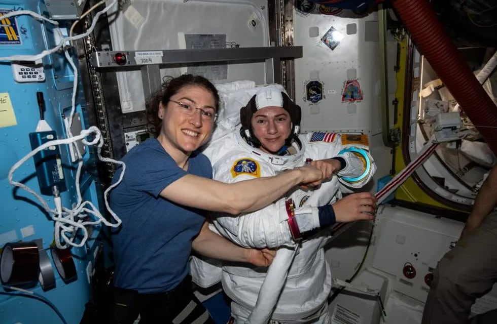Una foto que muestra a la astronauta de la NASA Christina Koch posando con la ingeniera de vuelo de la Expedición 61 Jessica Meir. Crédito: EFE / EPA / NASA.