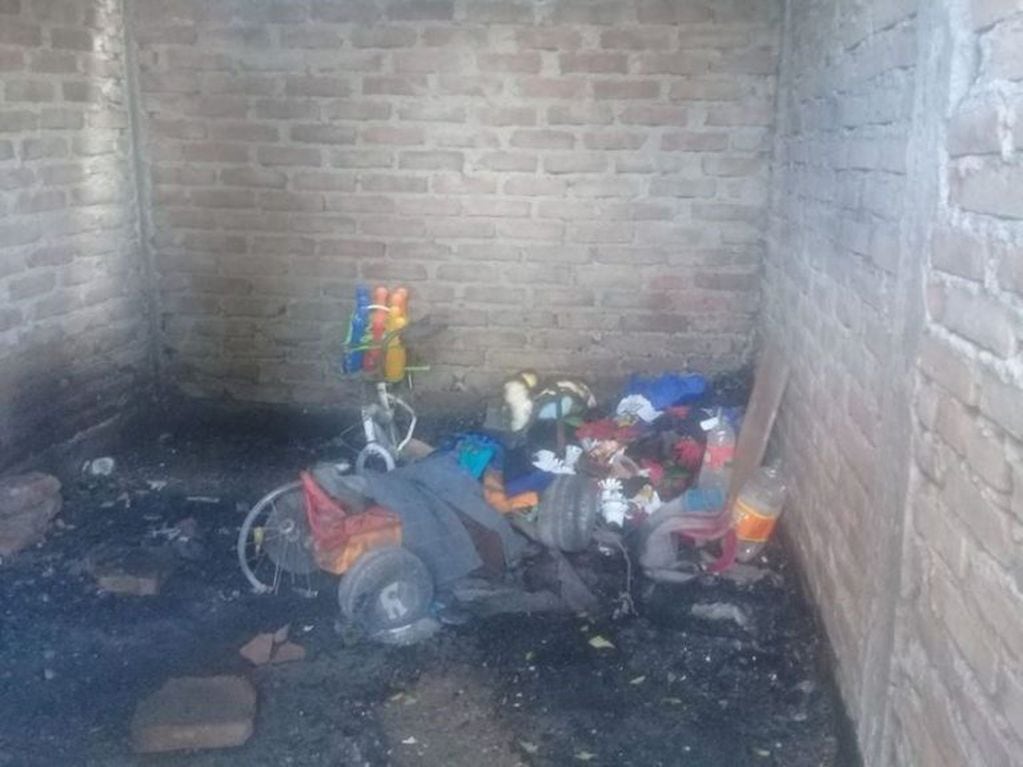 Las tormentas que azotaron a Mendoza empeoraron la precaria situación de la familia tras el incendio del domingo.