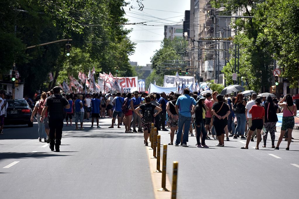 Marcha piquetera en Córdoba: otra jornada de protesta y caos en el tránsito en el centro. (José Hernández / La Voz)