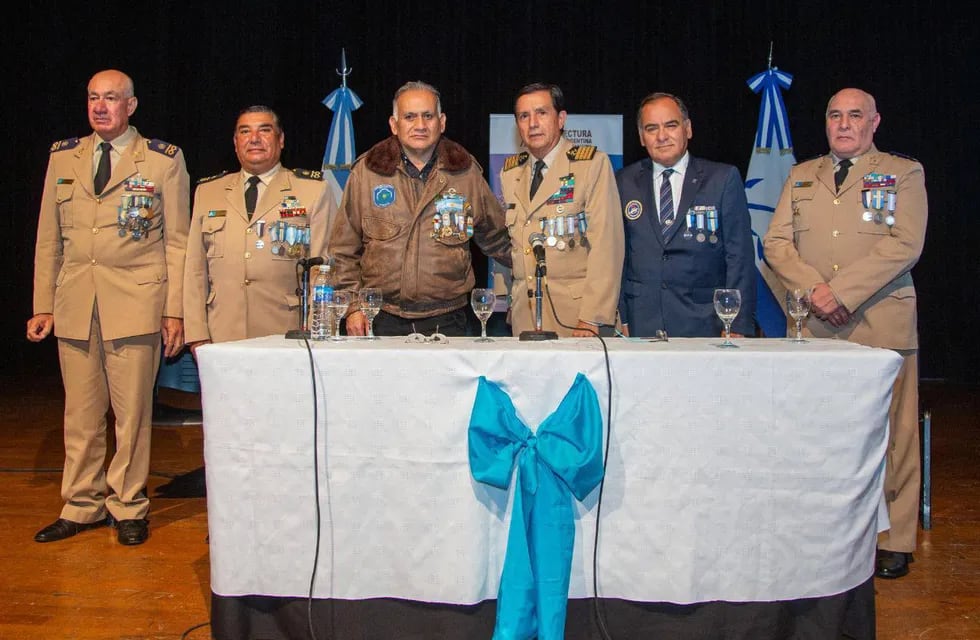 La Prefectura Naval Argentina hizo un reconocimiento a los veteranos de Ushuaia.