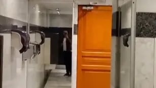 Video viral de un cordobés en un baño en México