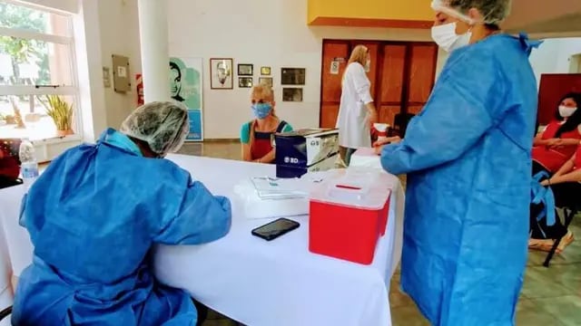 Montecarlo: directores y docentes del nivel inicial comenzaron a recibieron la vacuna contra el Covid-19