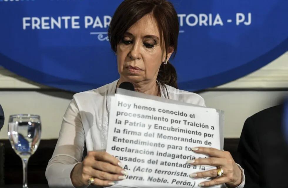 La ex presidenta y senadora electa argentina, Cristina Fernández de Kirchner, el día que Bonadio dictó el procesamiento con prisión preventiva de la ex presidenta.  (DPA)