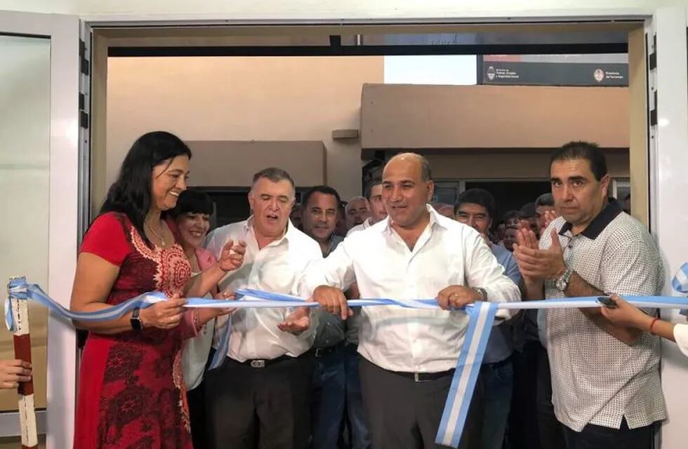 Elia Mansilla, Osvaldo Jaldo, Juan Manzur y Sergio Mansilla en la inauguración de la nueva oficina de Desarrollo Social. (Web)