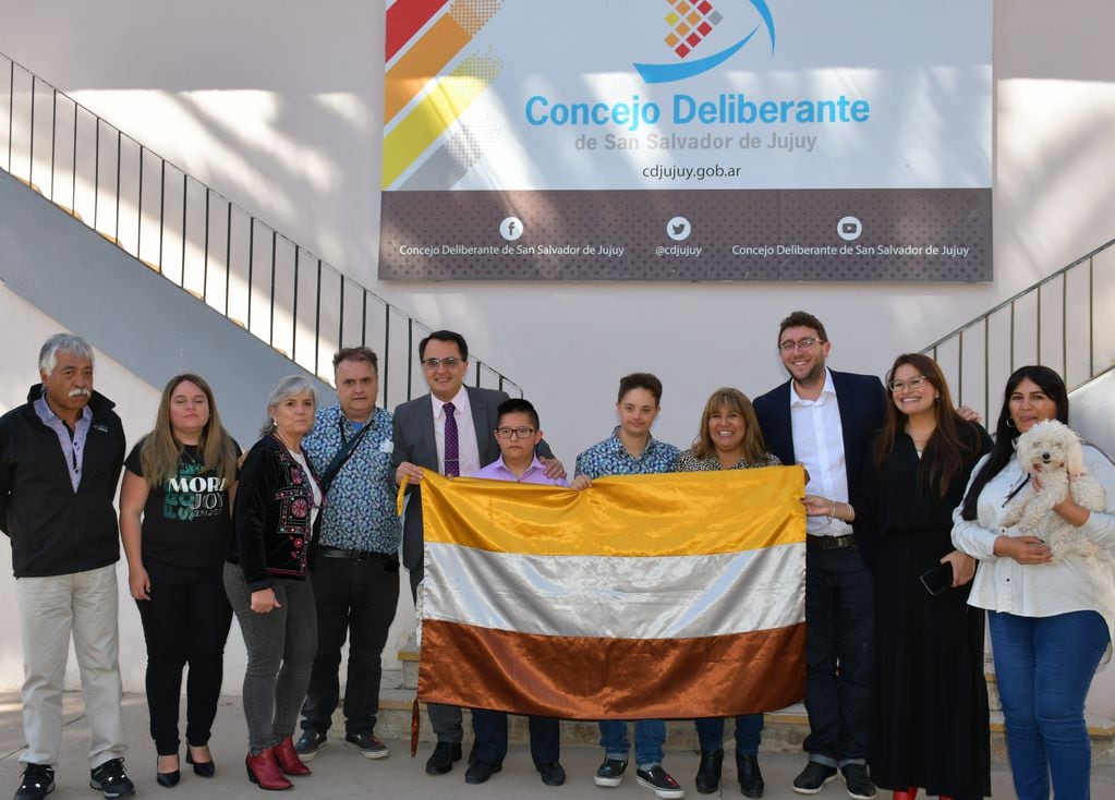 Por iniciativa de la concejal María Galán, el bailarín Eros Recio Peyró y su padre Carlos  presentaron en el Concejo Deliberante local la "Bandera de la Discapacidad", avalada por la ONU.