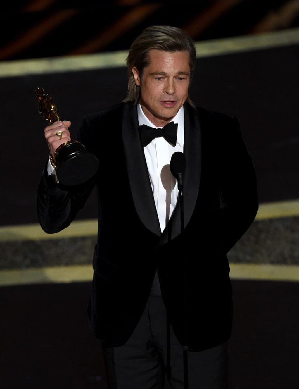 Brad Pitt recibe el premio como Mejor Actor de Reparto. (Foto: AP)