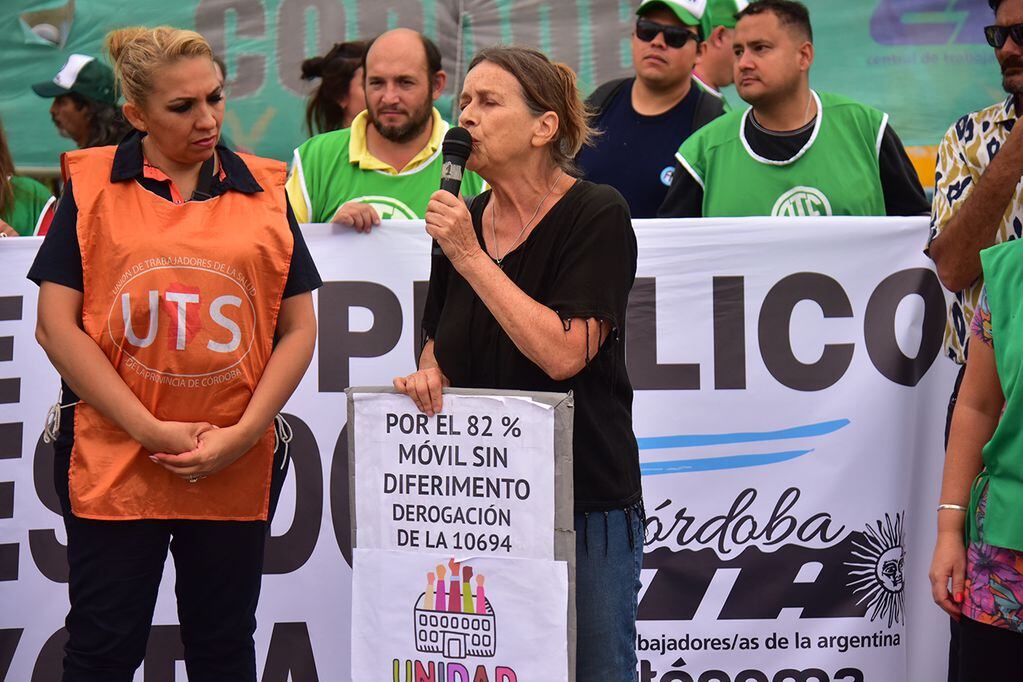 Trabajadores de la Salud y personal agremiado al ATE marchan en contra de los ajustes del gobierno provincial. (Ramiro Pereyra / La Voz)