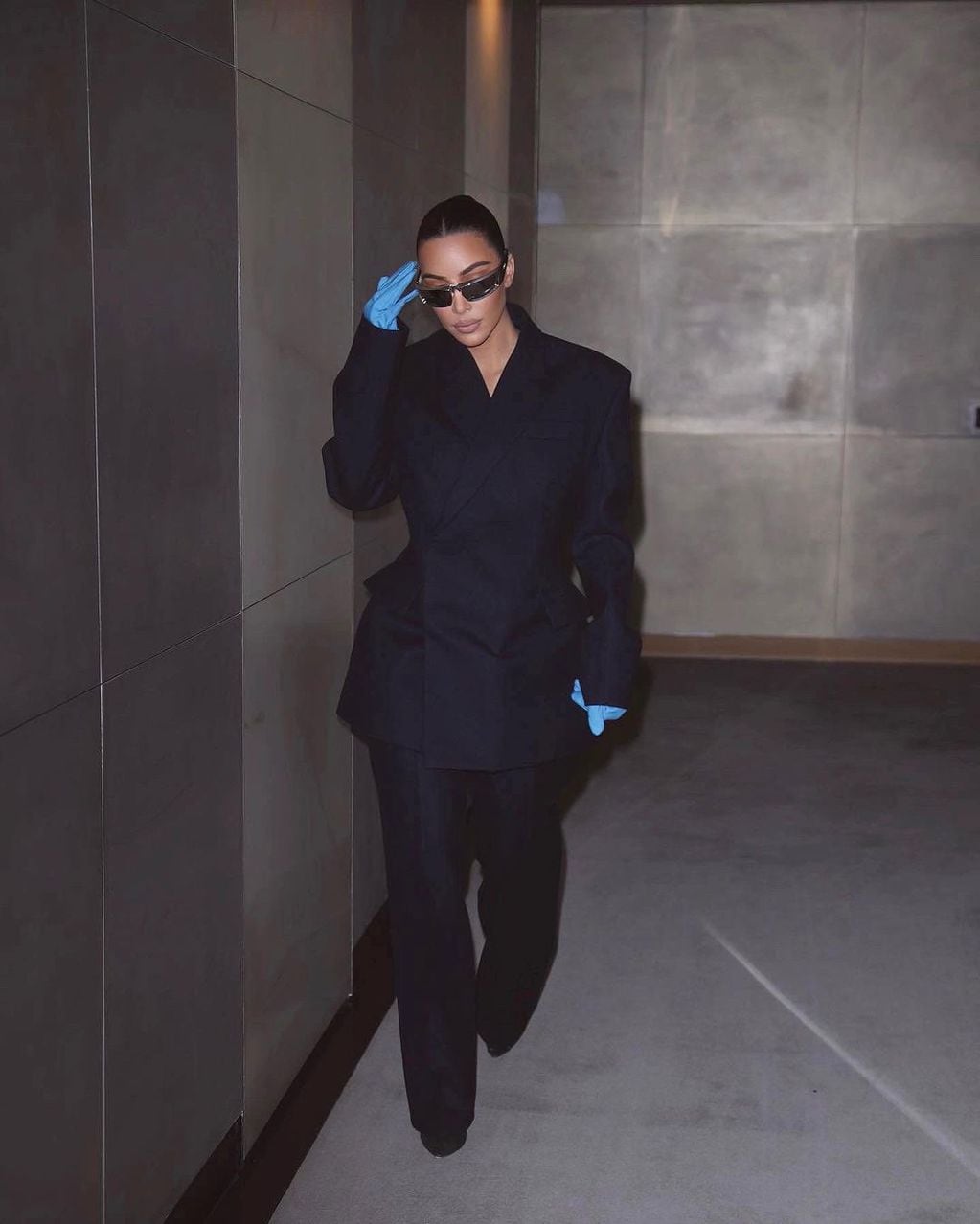 Kim Kardashian luciendo un total black formal.