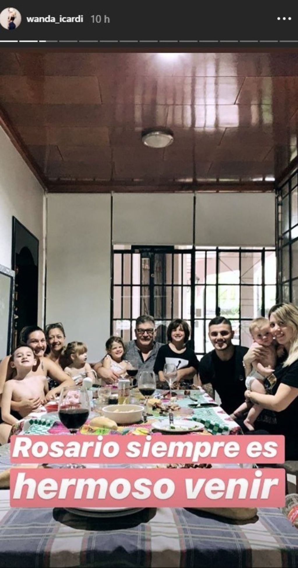 Wanda Nara publicó la foto junto a la familia de Mauro Icardi en su cuenta de Instagram.