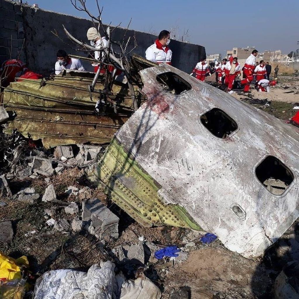 Restos del avión Boeing 737 de Ukranian International Airlines siniestrado cerca de Teherán poco después de despegar del aeropuerto de Teherán