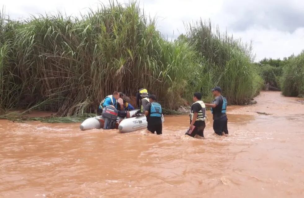 Personas varadas por la crecida del río Santa María