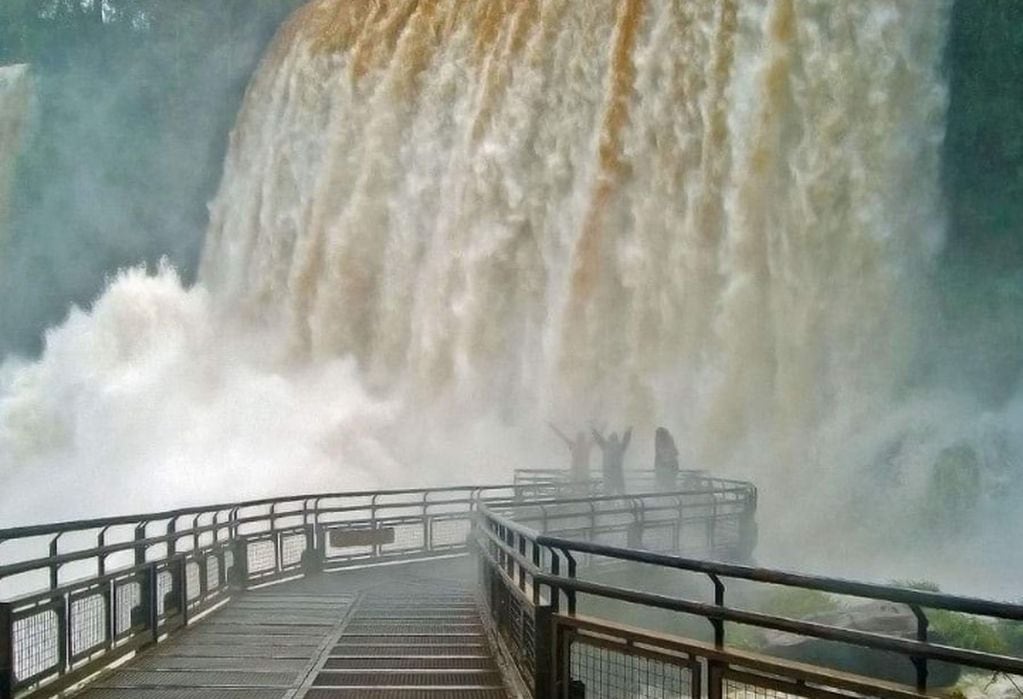 Parque Nacional Iguazú: buscan a un hombre que se arrojó desde el Salto Bosetti.