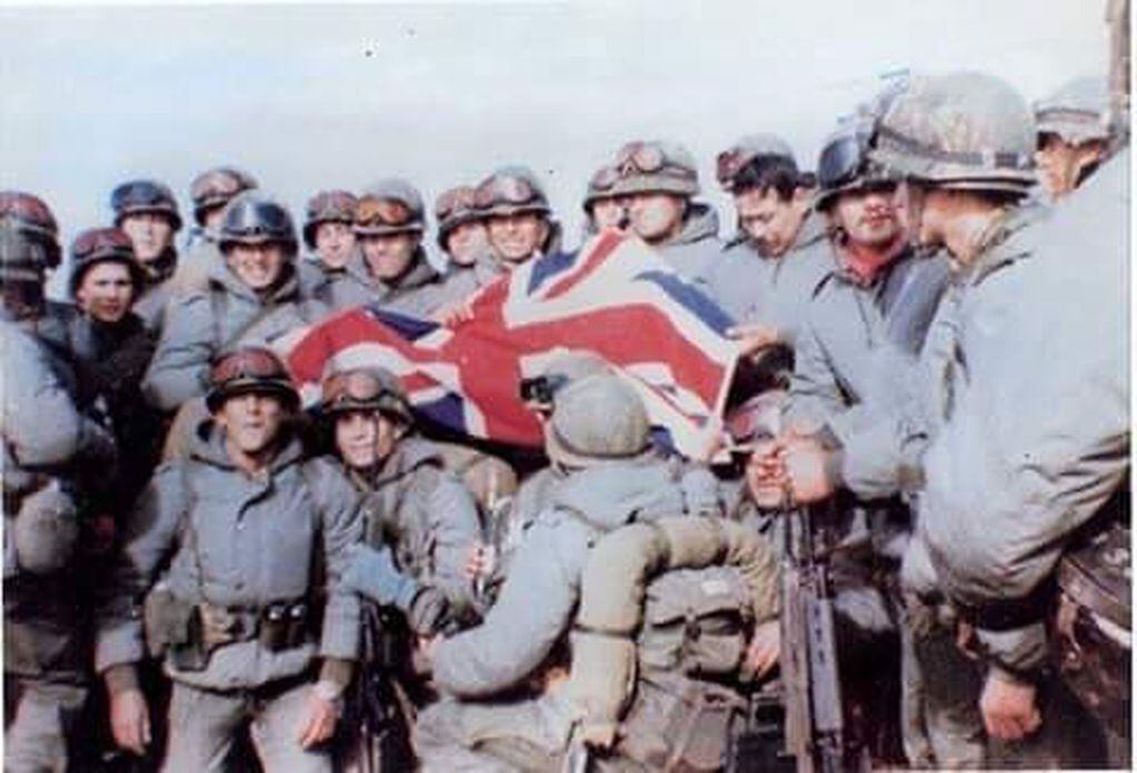 Soldados argentinos retiraron banderas de Reino Unido e izaron el Pabellón Nacional, luego de 149 años, en las tierras que legítimamente nos corresponde.