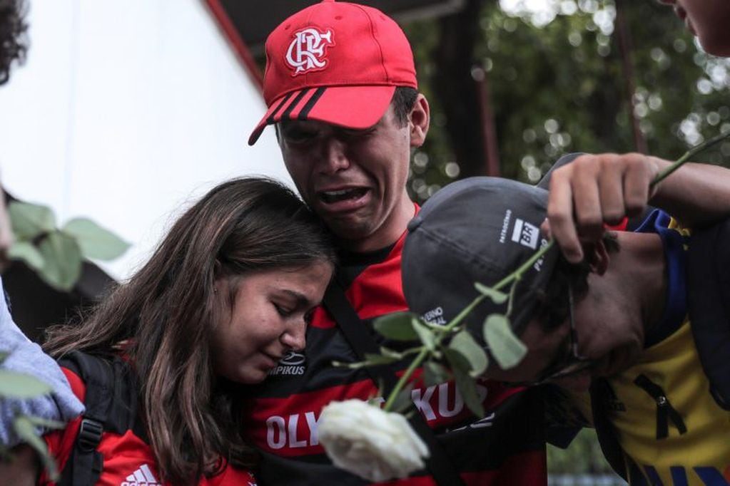 Tristeza en el rostro de los hinchas del Flamengo  que se concentraron a lamentar el fallecimiento de los 10 futbolistas (EFE/Antonio Lacerda)