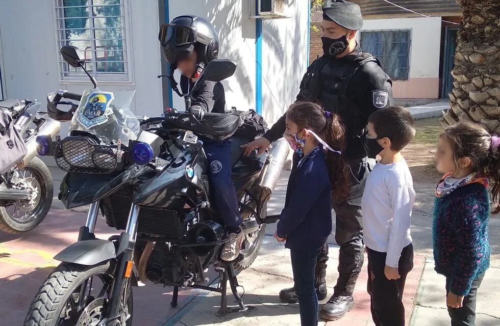Los chicos del jardín de infantes de Las Heras disfrutaron al subirse a las poderosas motos de la UMAR. Gentileza