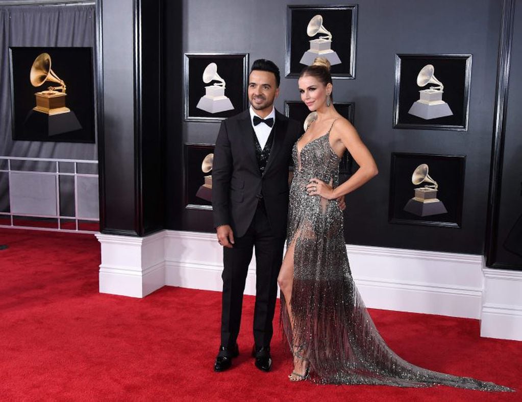 Luis Fonsi and Agueda Lopez arrive for the 60th Grammy Awards on January 28, 2018, in New York.  / AFP PHOTO / ANGELA WEISS