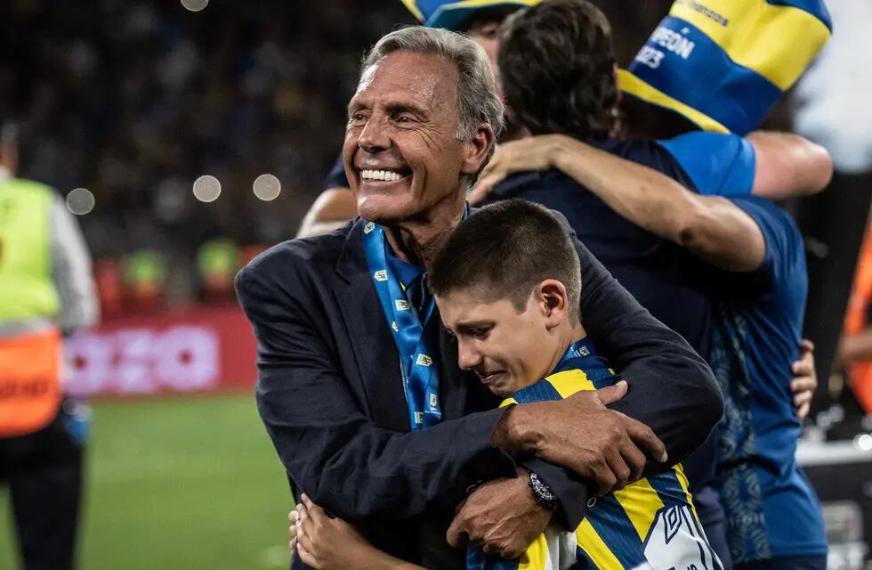 Miguel Ángel Russo ganó su primer título como director técnico de Rosario Central y lo celebró con su nieto.