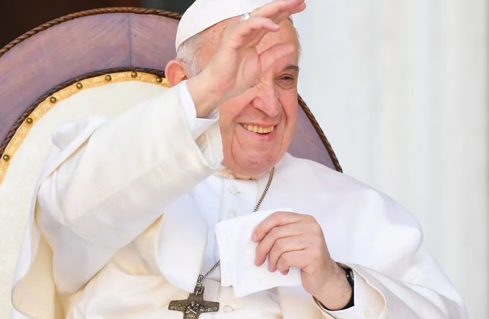 Pope Francis waves to worshipers during a visit to the Marian Shrine of Loreto, near Ancona in the Marche region, on March 25, 2019. - the Pope is coming offer at the shrine of the Virgin Mary the Post-Synodal Exhortation of last October’s Synod of Bishops, whih theme was \