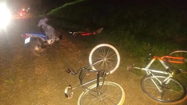 Motociclista chocó a tres ciclistas en Apóstoles: todos los involucrados resultaron heridos