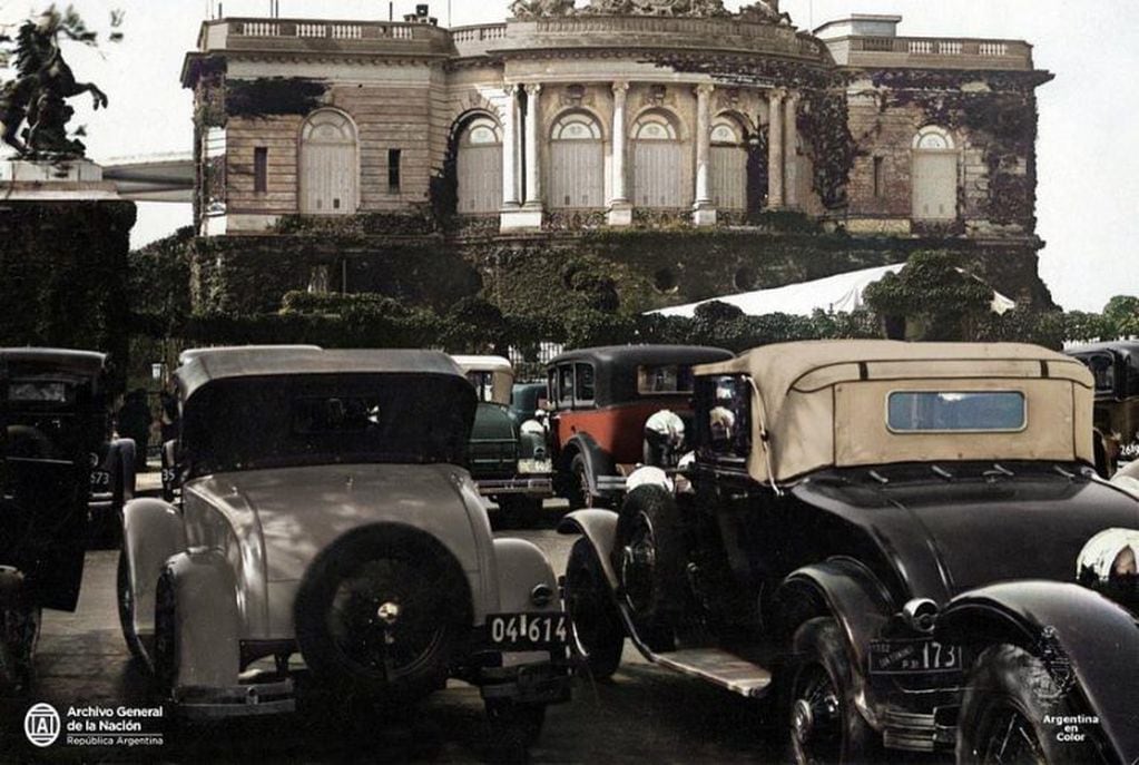 El hipódromo Argentino de Palermo y una fila de autos entre los cuales está el Ford Modelo A 30/31. Buenos Aires. Foto de 1934. @argentinaencolor