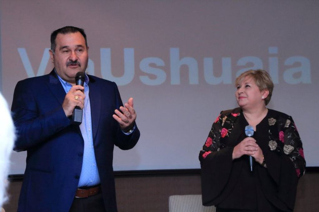 Adrián Mihoevich, el gerente regional de Vía Ushuaia en el lanzamiento, y María Valle Zuñiga.