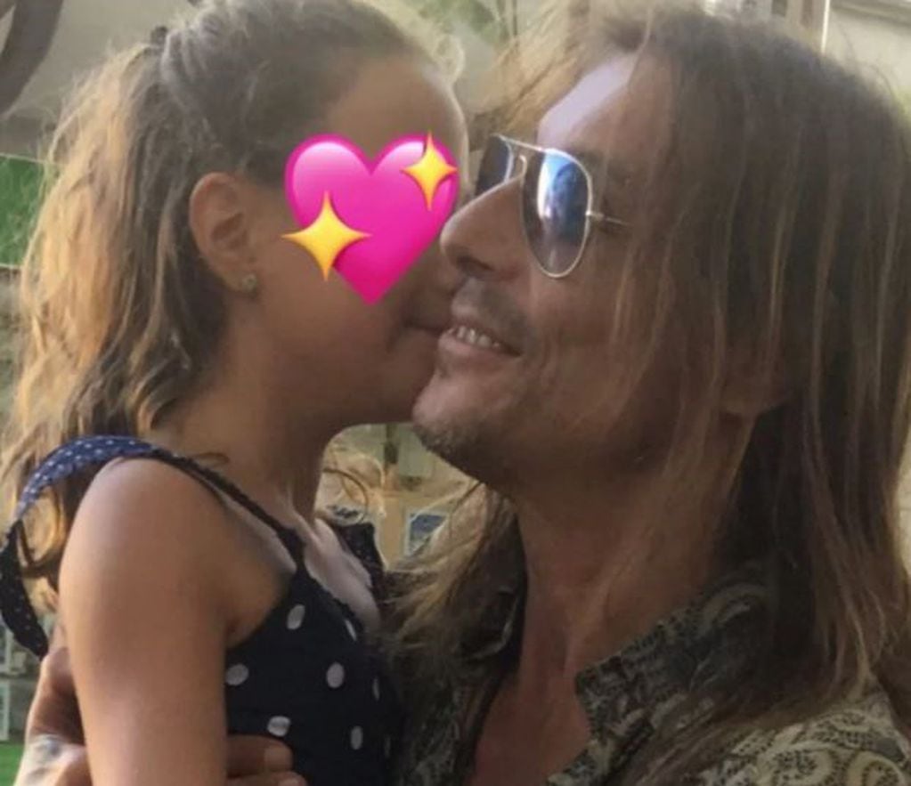 Nieves, la pareja española de Axel, publicó la imagen de su hija menor, fruto de su relación con el mayor de los hermanos Caniggia. En la foto, la pequeña aparece con su abuelo, Claudio Paul Caniggia.