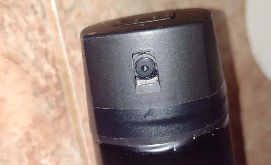 Una mujer compró un desodorante de ambiente y resultó ser un dispositivo de espionaje.