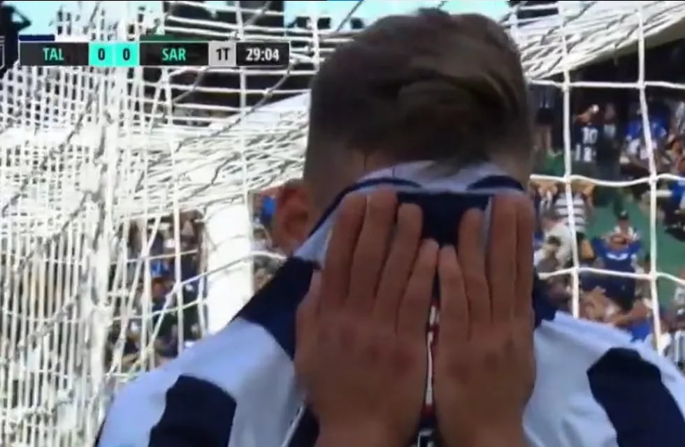 ¡No lo quiere ver! Girotti se tapa la cara después del increíble gol que erró.