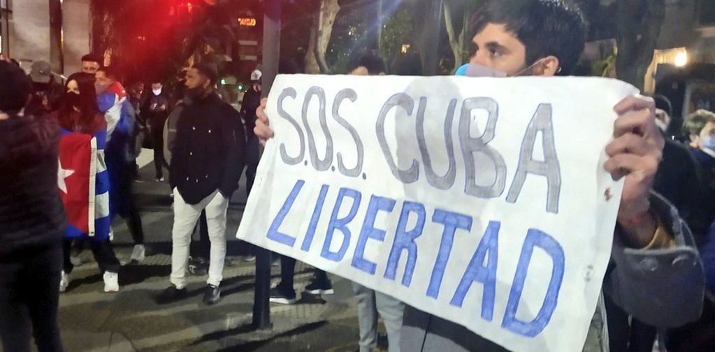 Las protestas en Cuba se replicaron en Buenos Aires.