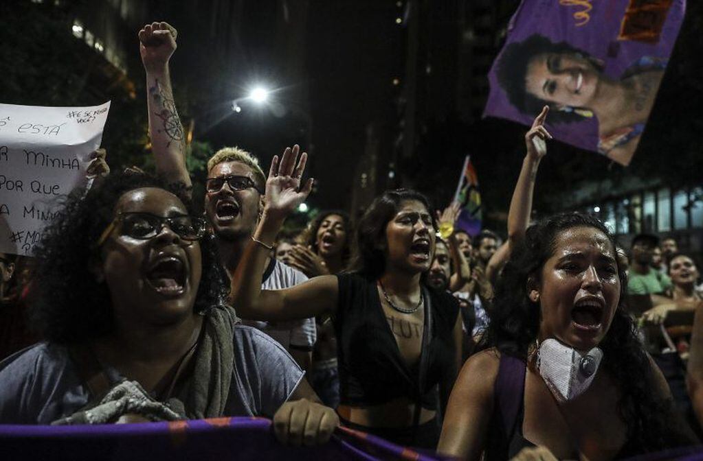 BRA18. RÍO DE JANEIRO (BRASIL), 16/03/2018.- Manifestantes gritan consignas durante una protesta por el asesinato de Marielle Franco hoy, viernes 16 de marzo de 2018, en Río de Janeiro (Brasil). Marielle Franco, una conocida activista de los derechos humanos y la quinta más votada en las elecciones de 2016 para el Concejo de Río de Janeiro, que fue tiroteada el miércoles 14 de marzo cuando transitaba en su vehículo por una calle del centro de la ciudad en la noche del miércoles y tras haber participado en un acto político. EFE/Antonio Lacerda