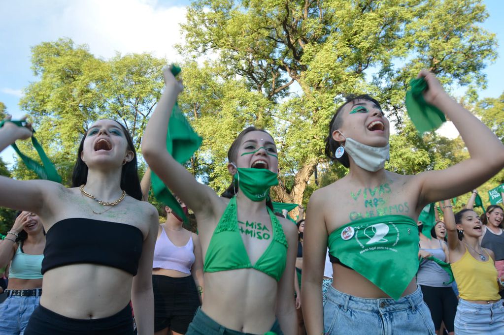 Las chicas con pañuelos verdes cantaban a favor del proyecto del IVE que está tratando la Cámara de Senadores en Buenos Aires. /Nicolás Ríos/Los Andes