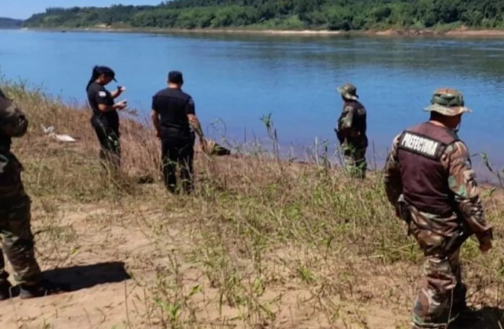 Atroz suceso en Eldorado: madre habría tirado a sus hijos al río Paraná y luego se quiso suicidar.
