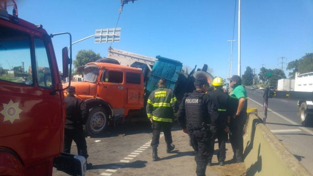 Presumen que el vehículo de mayor porte se estrelló contra el guardarraíl. (@joseljuarezjose)