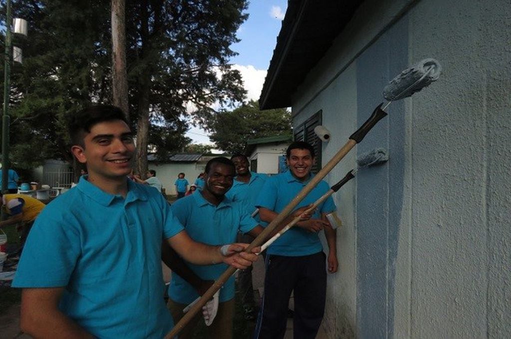 Jóvenes voluntarios mejoraron viviendas de personas mayores