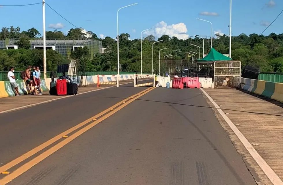 Puente Internacional Tancredo Neves vallado para que no circulen personas ni vehículos. (El Independiene)