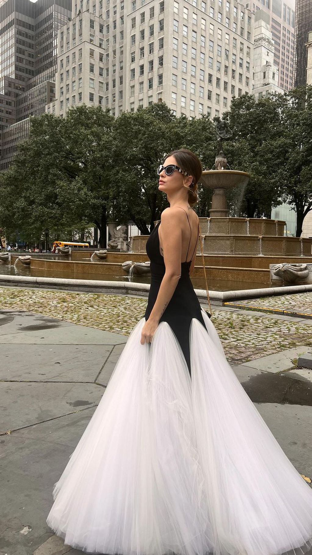 La China Suárez expone su vestido en las calles de Nueva York.