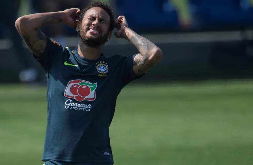 Brazil's footballer Neymar gestures during a training session of the national team at the Granja Comary sport complex in Teresopolis, Brazil, on June 1, 2019 ahead of the Copa America football tournament. (Photo by Mauro PIMENTEL / AFP)