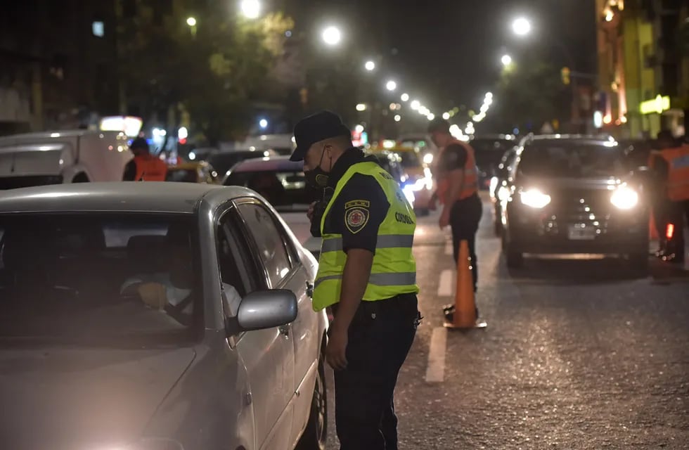 Control policial en las calles de la ciudad de Córdoba, nuevas restricciones a la circulación para frenar la cantidad de casos de Covid.  Oficiales de policía controlando vehículos (Facundo Luque)