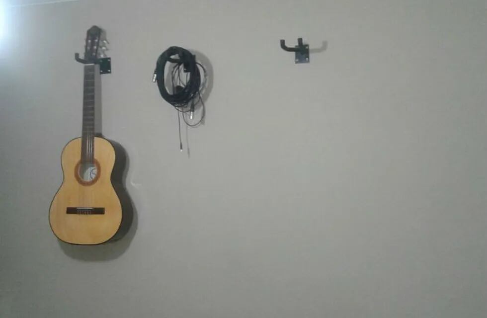 Desolación. Así quedó la habitación donde Matías tenía sus instrumentos.