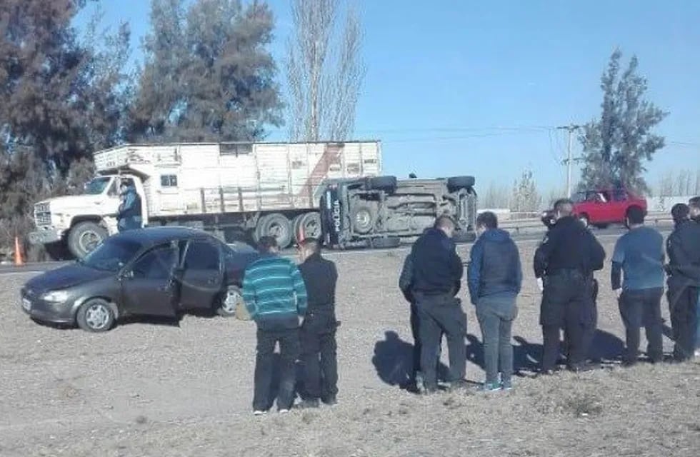 Volcó una unidad policial en el acceso Sur de Mendoza y complicó el tránsito.