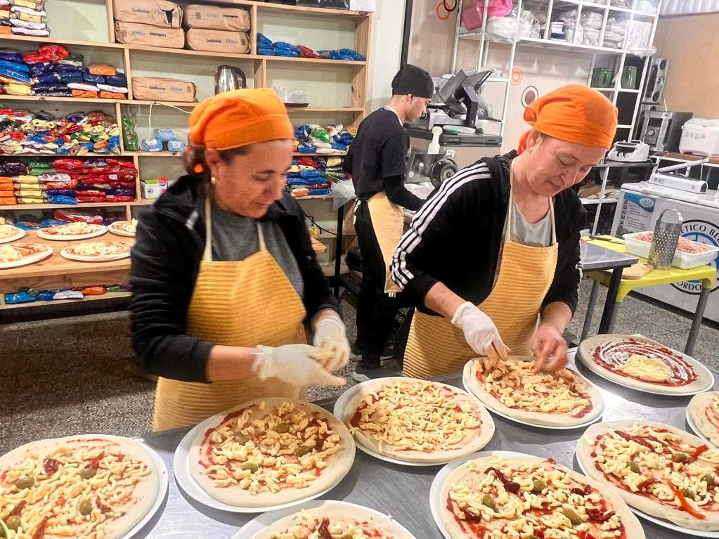 La fábrica de pizzas congeladas que funciona en la sede de Fundación Un Tatuaje por una Sonrisa.