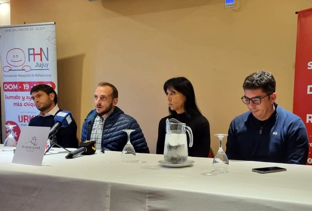 Leandro Calvetti, Yamil Manzur, Cristina Conde y Gonzalo Virreyra, en la presentación oficial de la primera maratón "Fundación Hospital de Niños" de Jujuy.