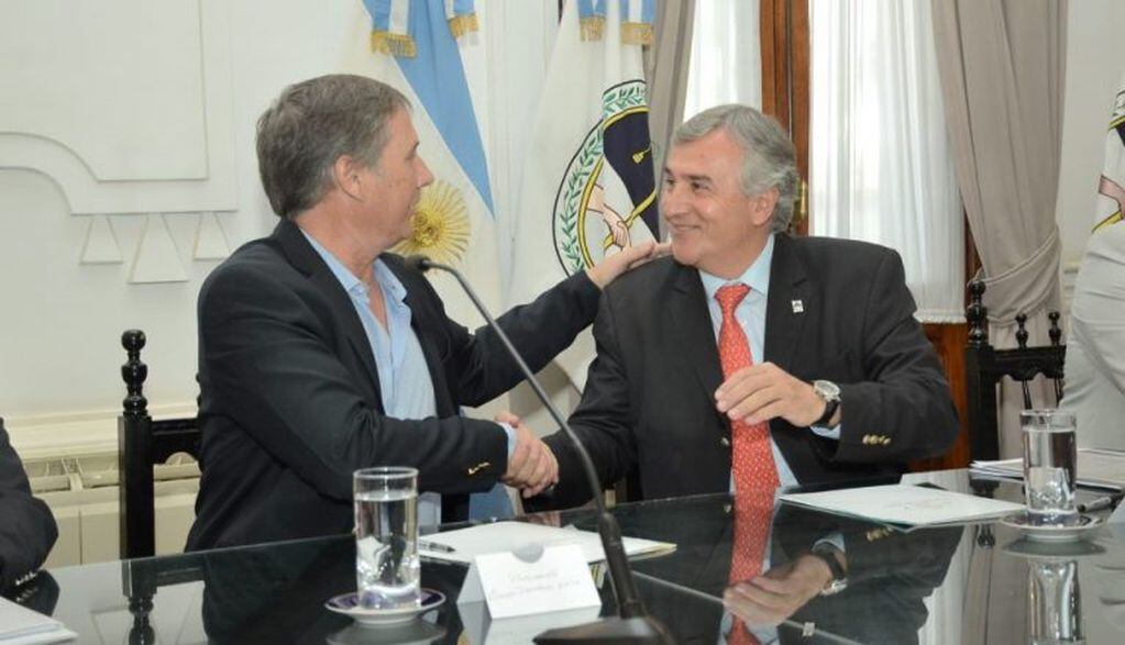 Balbín y Morales firmaron el convenio en el Salón Blanco de la Casa de Gobierno.