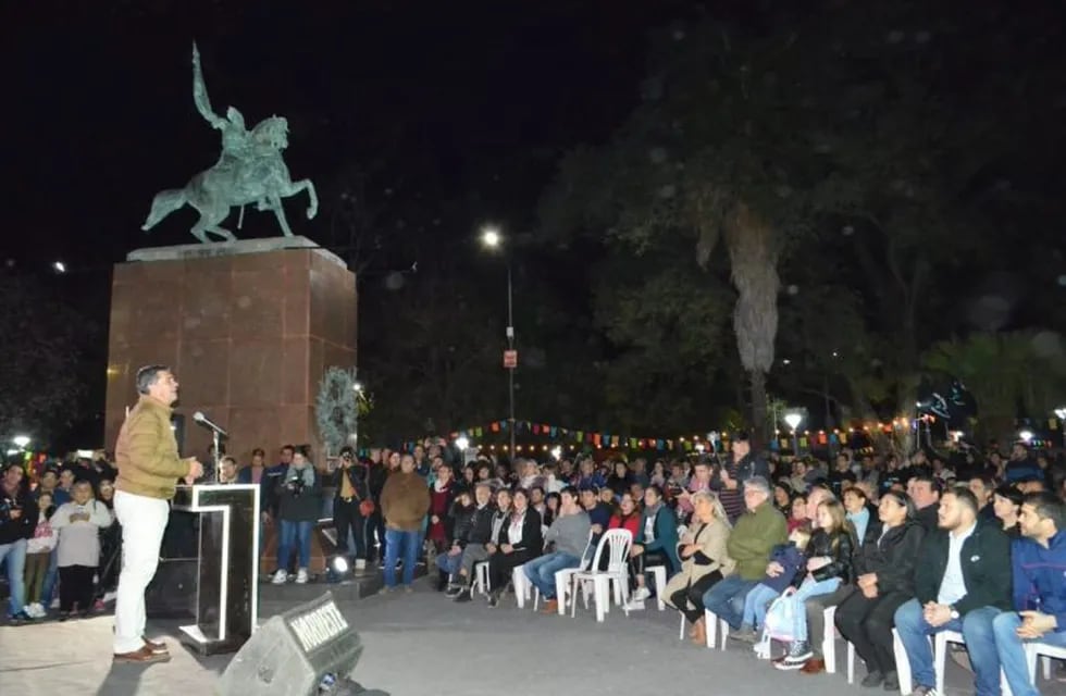 Más de 10.000 vecinos acompañaron la inauguración de la plaza Belgrano. (Web).