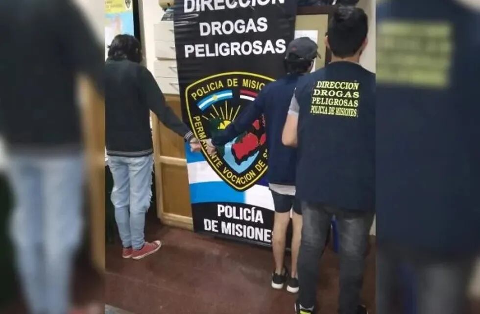 Dos jóvenes detenidos acusados de vender droga en el centro de Posadas.